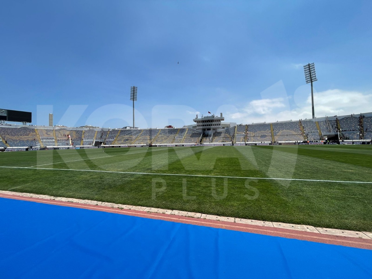 تجهيز ملعب محمد الخامس قبل مباراة الأهلي والوداد المغربي